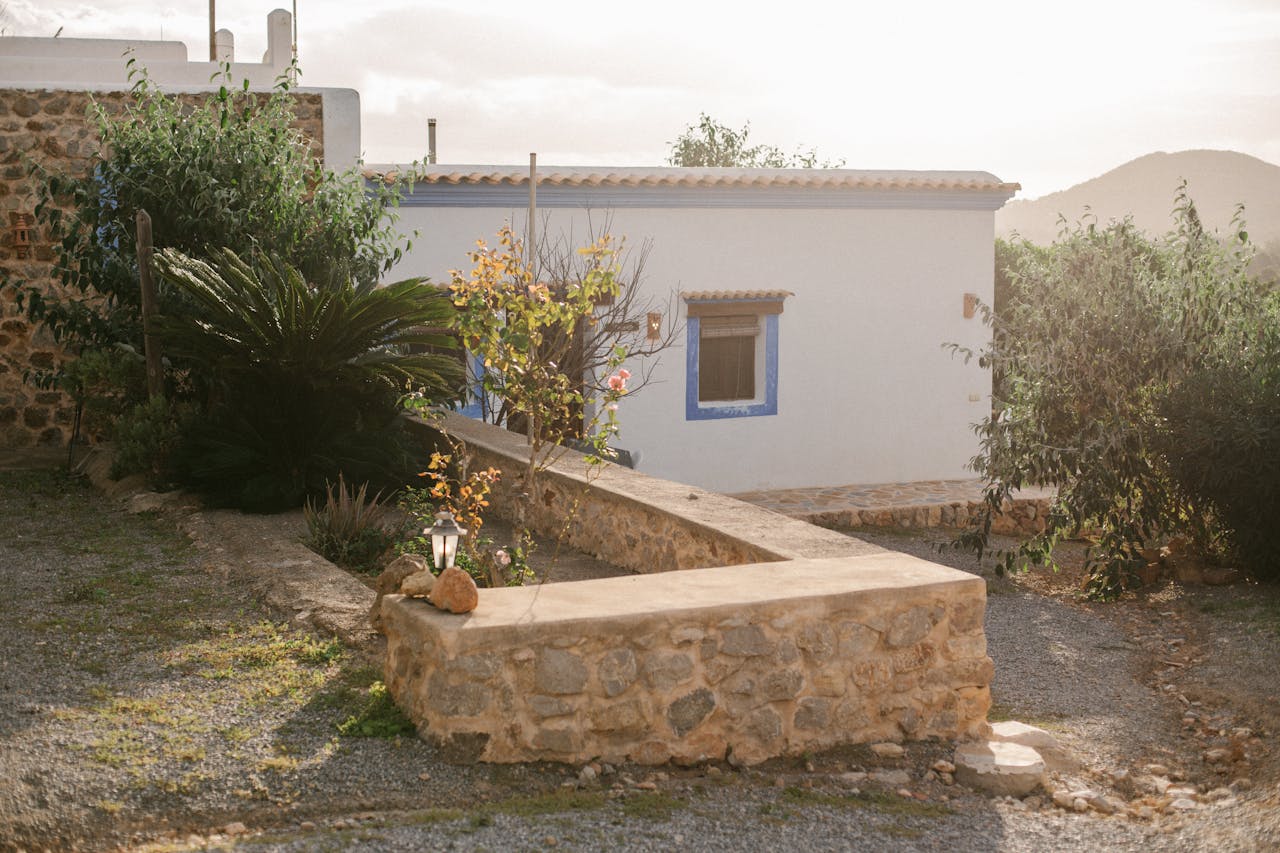 Casa payesa bañada por el sol en San Lorenzo Ibiza — autenticidad y privacidad