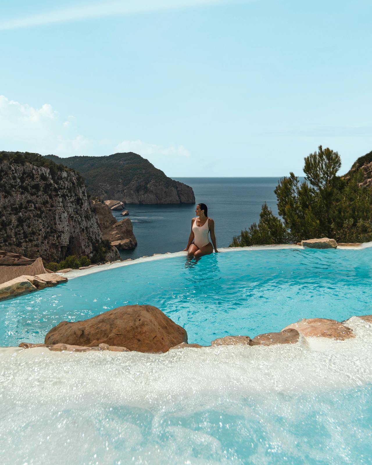 Finca payesa moderna con piscina en San José Ibiza — vistas al mar y lujo sostenible