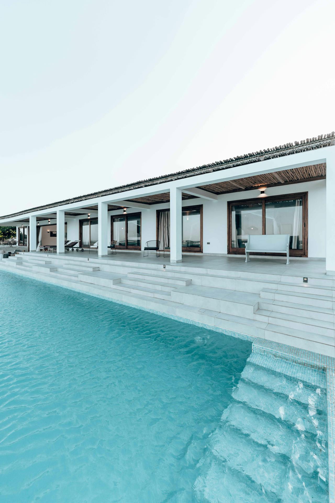 Villa de lujo en Ibiza con arquitectura payesa — conexión con la naturaleza mediterránea