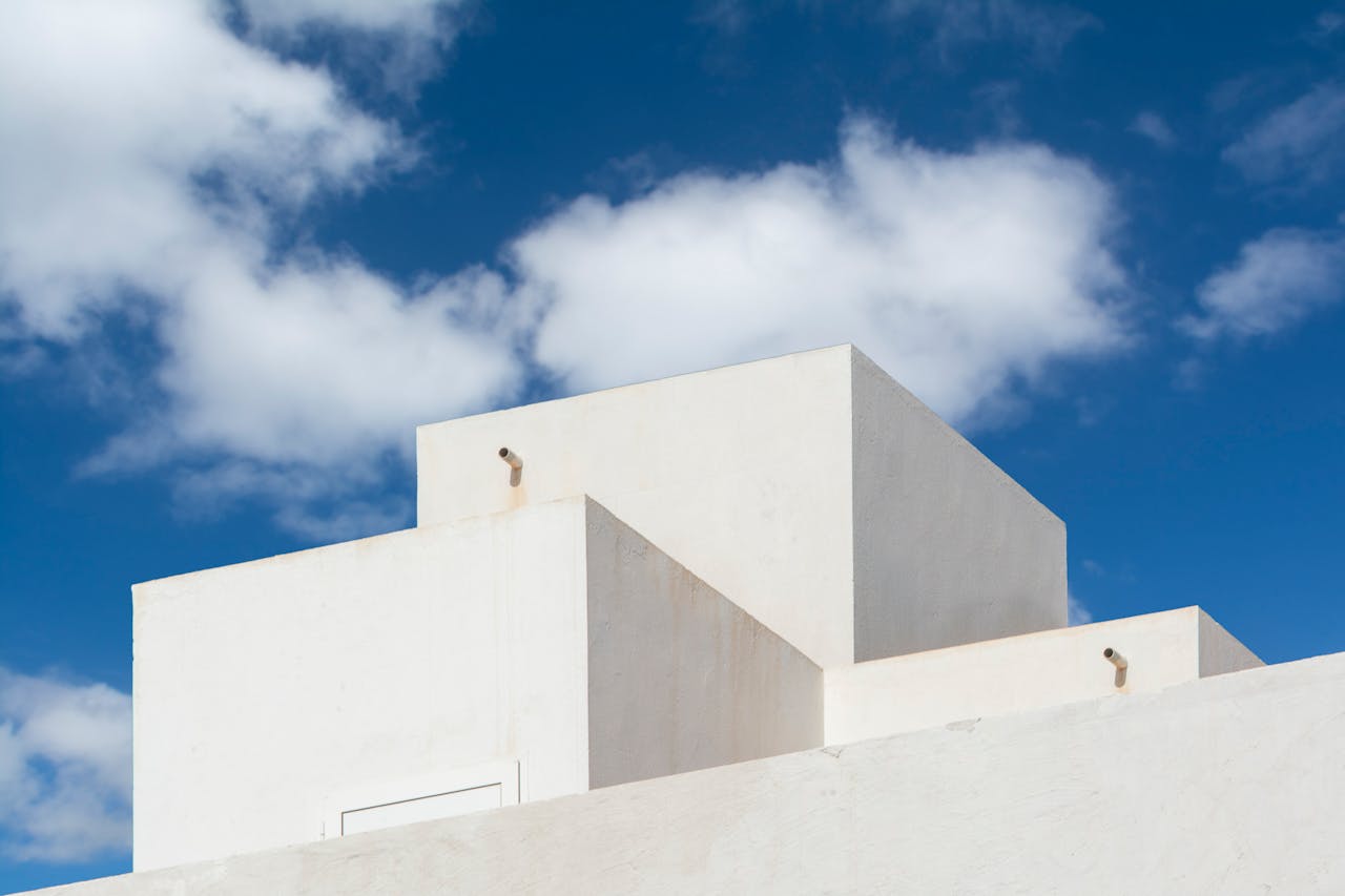 Villa cúbica blanca moderna — reinterpretación contemporánea del estilo payés