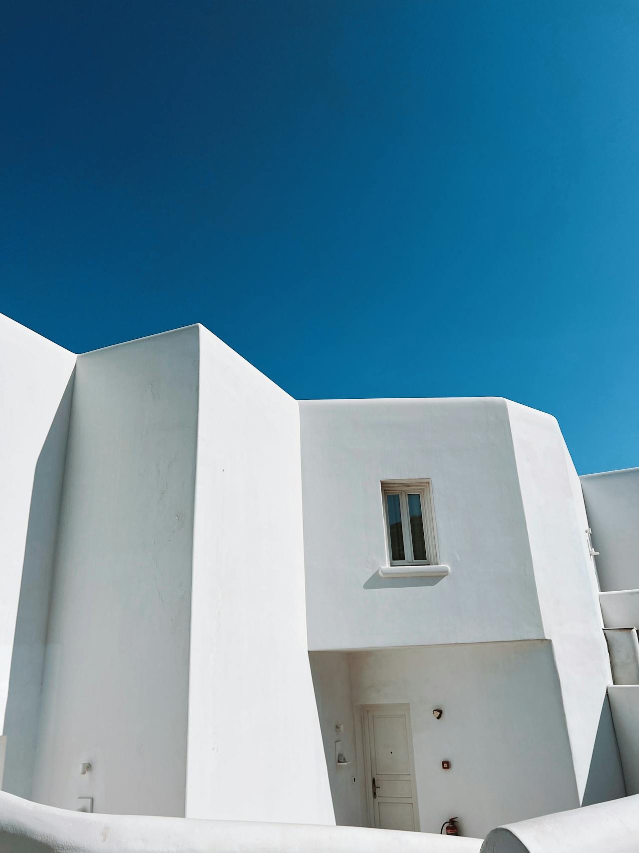Arquitectura cúbica encalada — geometría payesa, Ibiza Mediterráneo