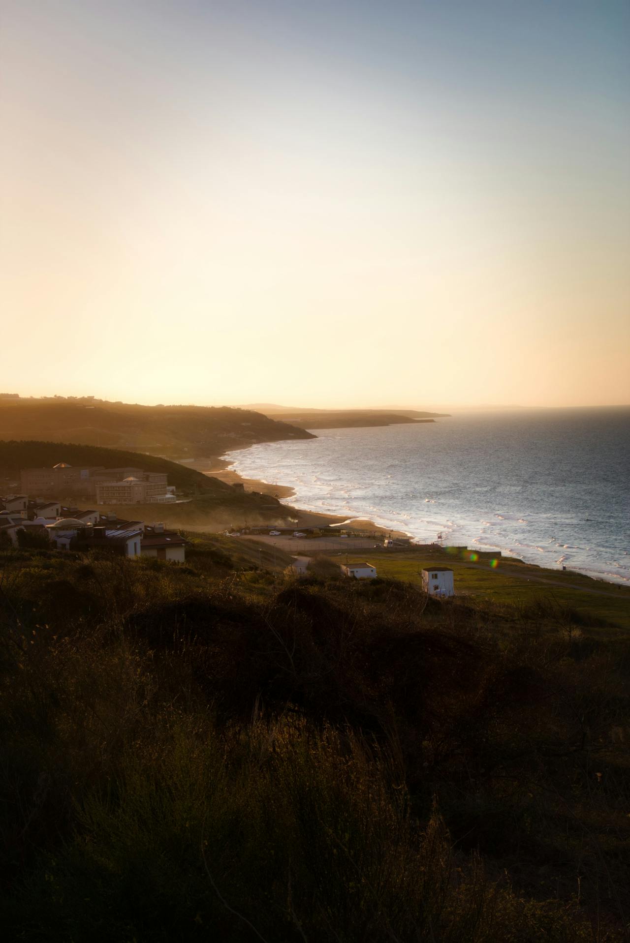 Paisaje de la Costa de la Luz al atardecer — salinas, horizonte y luz atlántica