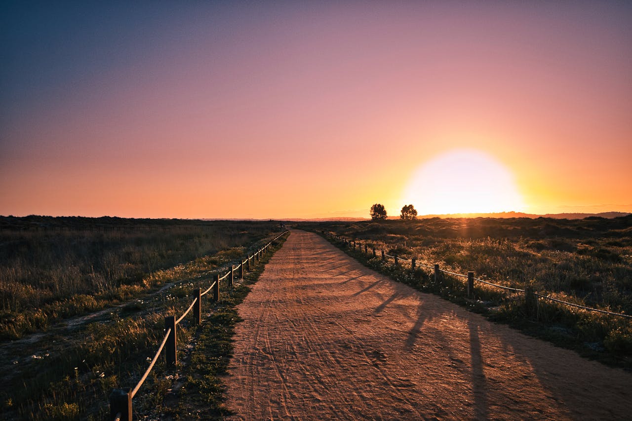 Atardecer atlántico en la Costa de la Luz — lujo y silencio en Cádiz