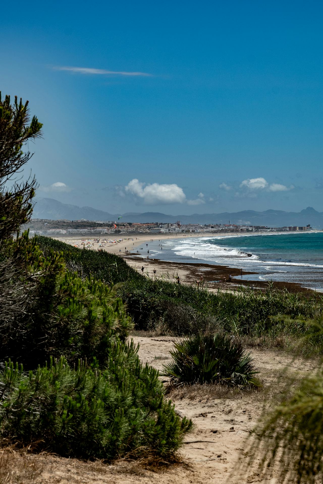 Pueblo blanco frente al mar en Zahara de los Atunes — Costa de la Luz Cádiz