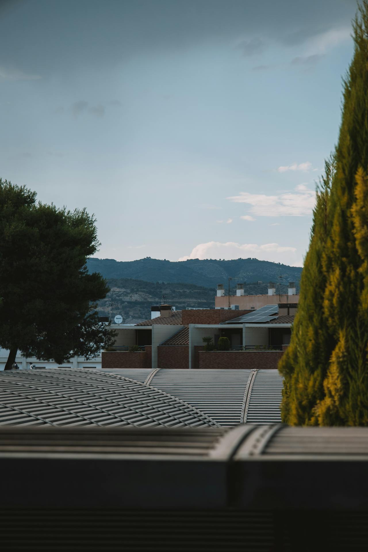Villa moderna con paneles solares integrados en la arquitectura — diseño bioclimático Costa del Sol