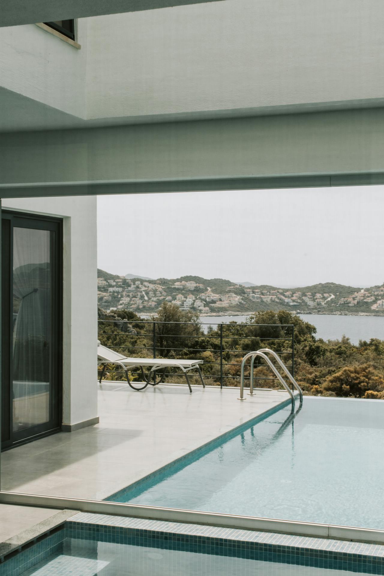 Interior de villa de lujo sostenible con materiales naturales — Costa del Sol Málaga