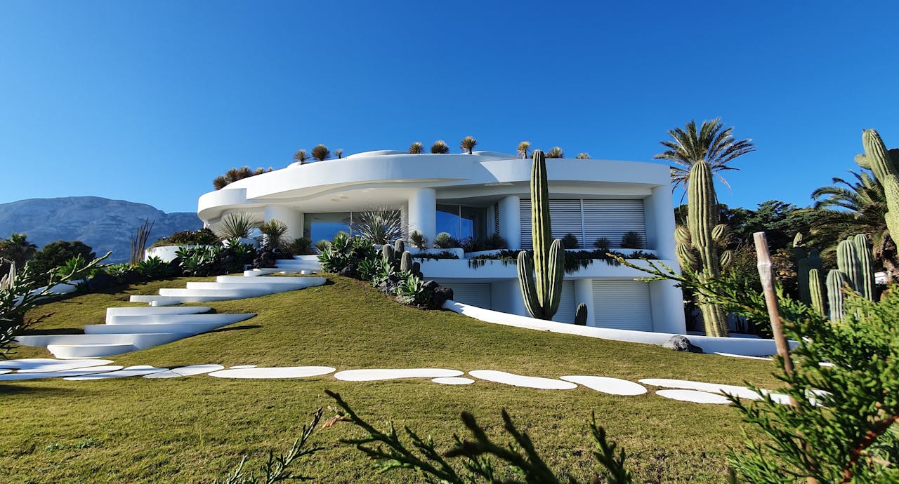 White minimalist contemporary villa in Spain — Fran Silvestre Arquitectos style