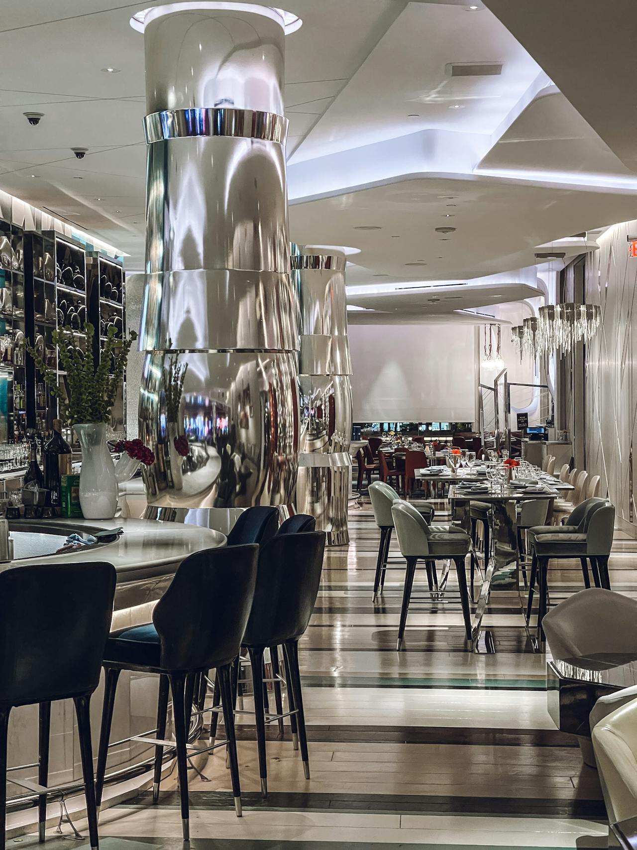 Eclectic luxury interior bar — Lázaro Rosa-Violán style